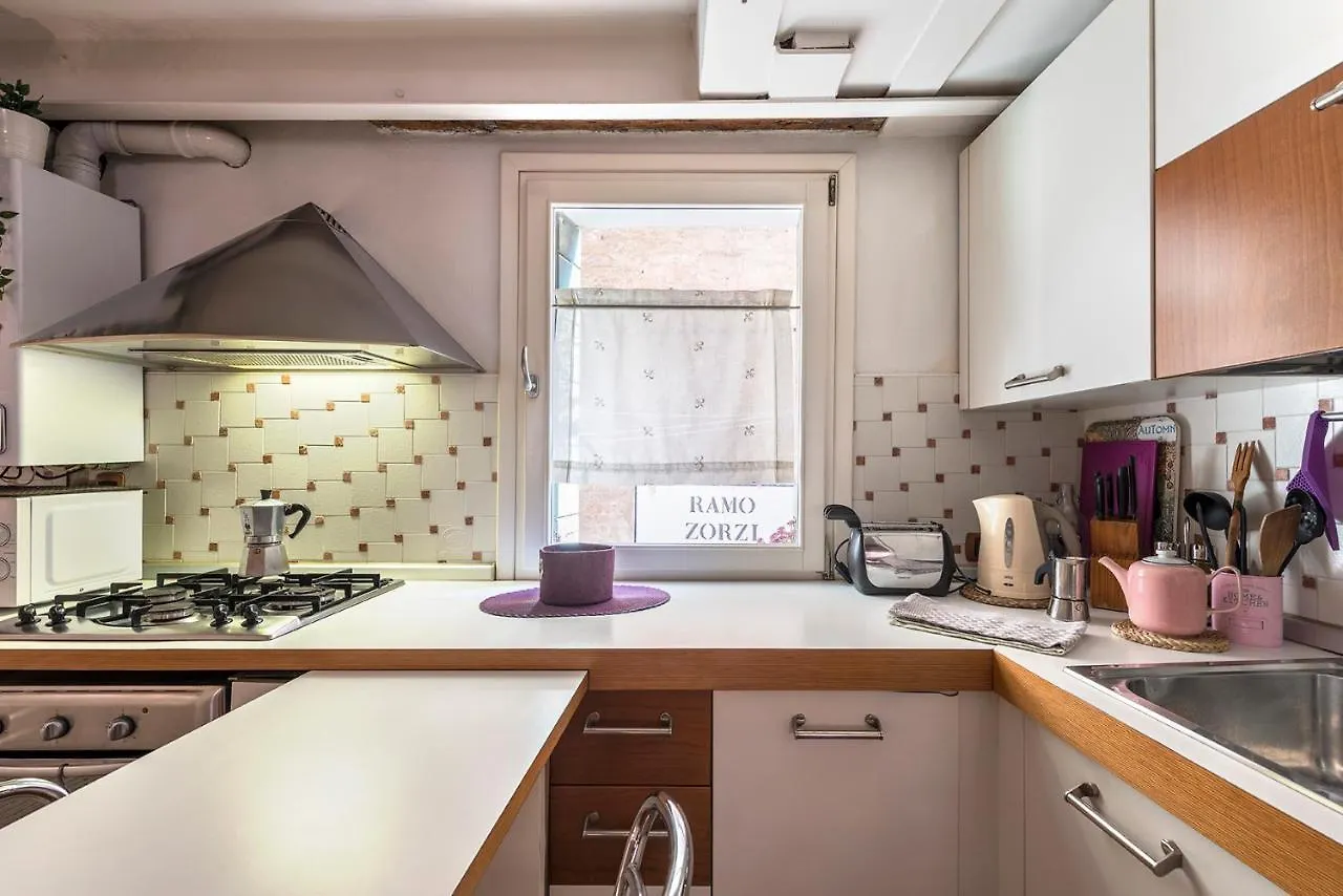 Piccolo - Cozy Studio In The Heart Of Authentic Venice Apartment